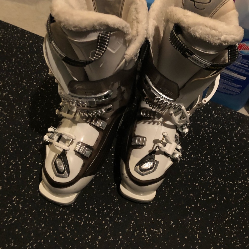 LIKE Brand NEW SKI BOOTS
